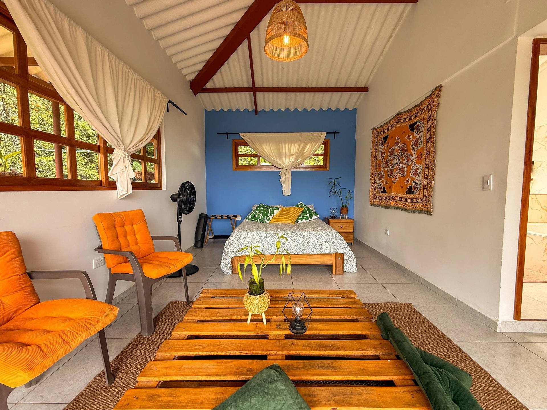 Interior de la Suite Queen con acceso a balcón y naturaleza en El Nido Andino, La Mesa Cundinamarca