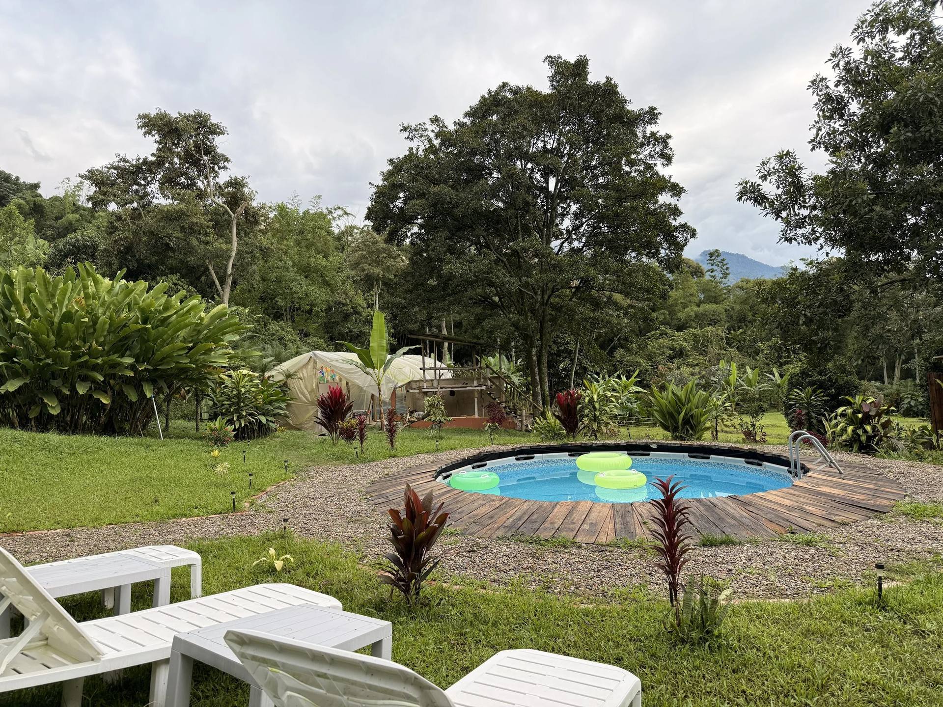 Jardines y zona de recreación en El Nido Andino