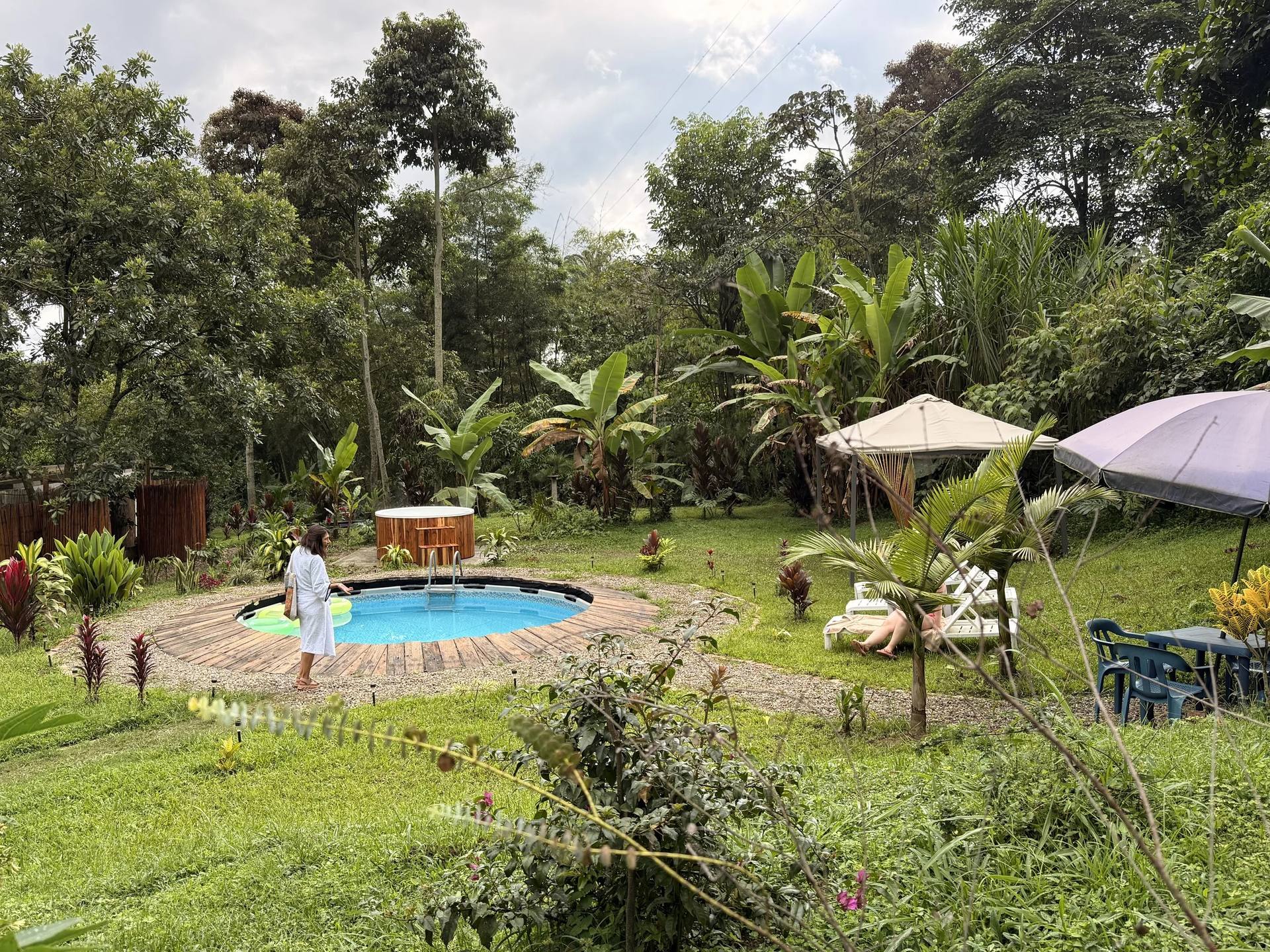 Jacuzzi y área de piscina en El Nido Andino, hotel boutique en La Mesa cerca de Bogotá