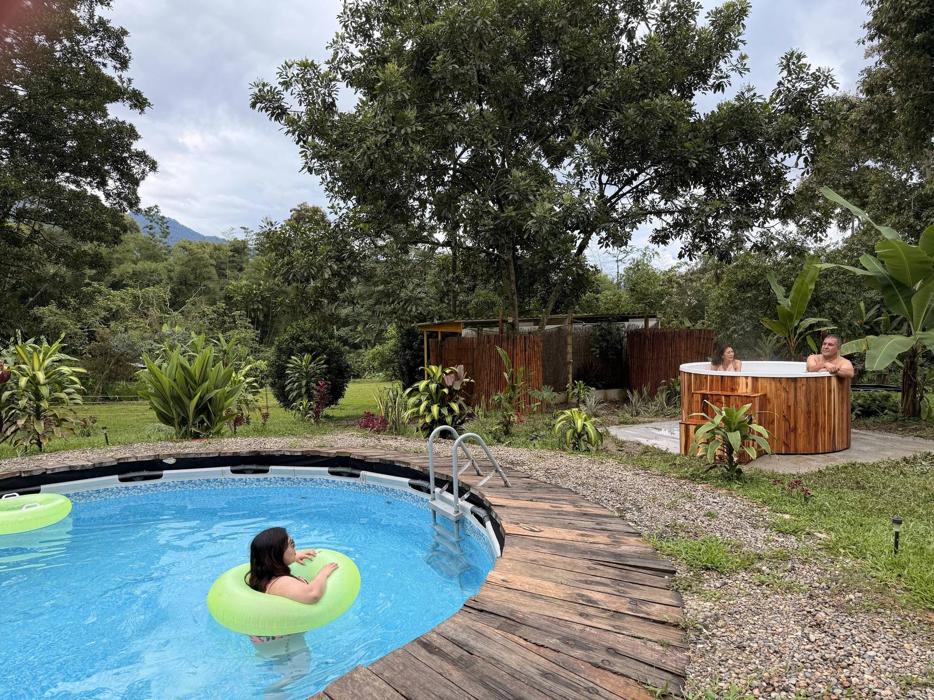 Pasadía en El Nido Andino — piscina en finca cafetera