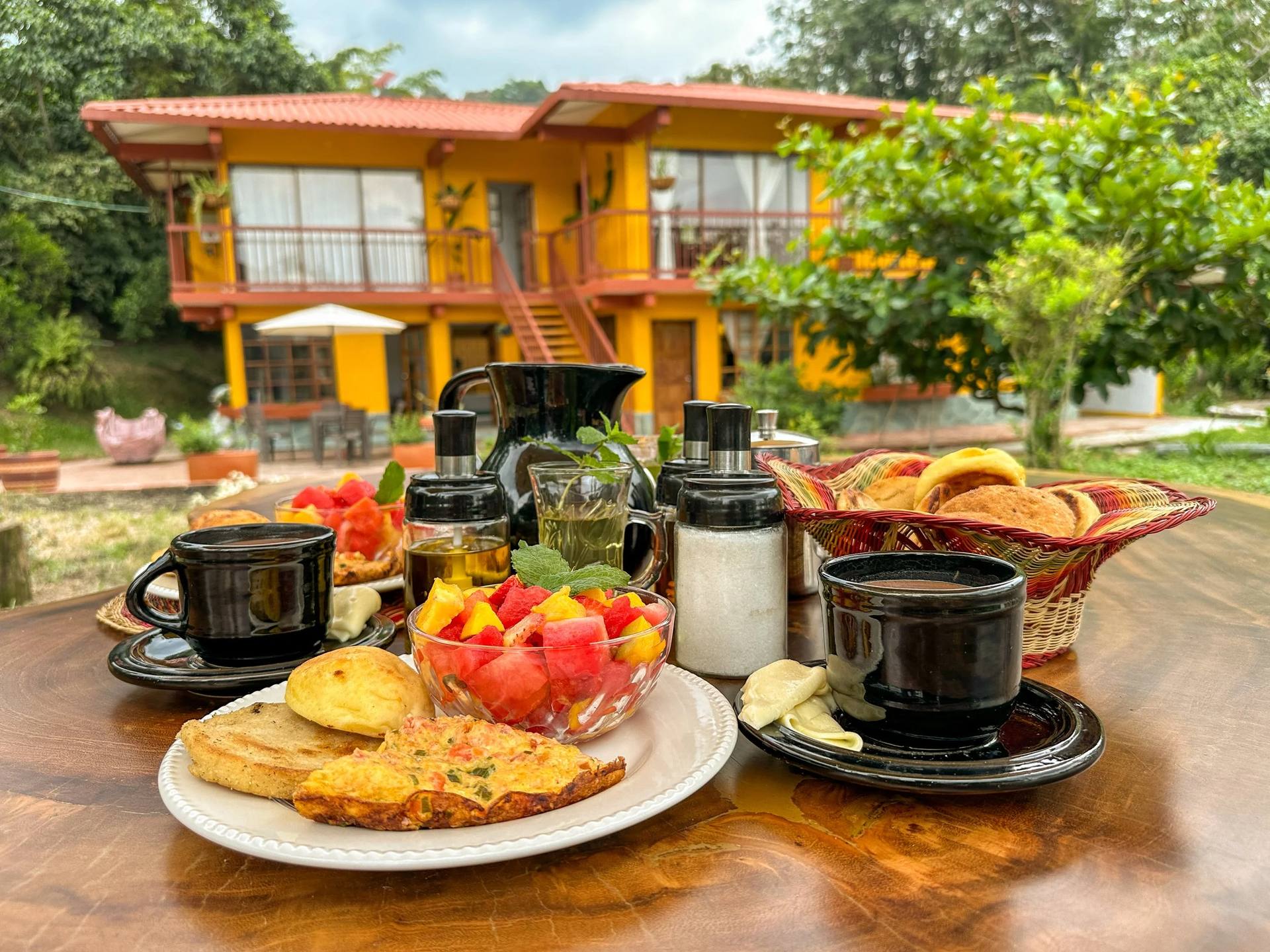 Desayuno al aire libre en El Nido Andino