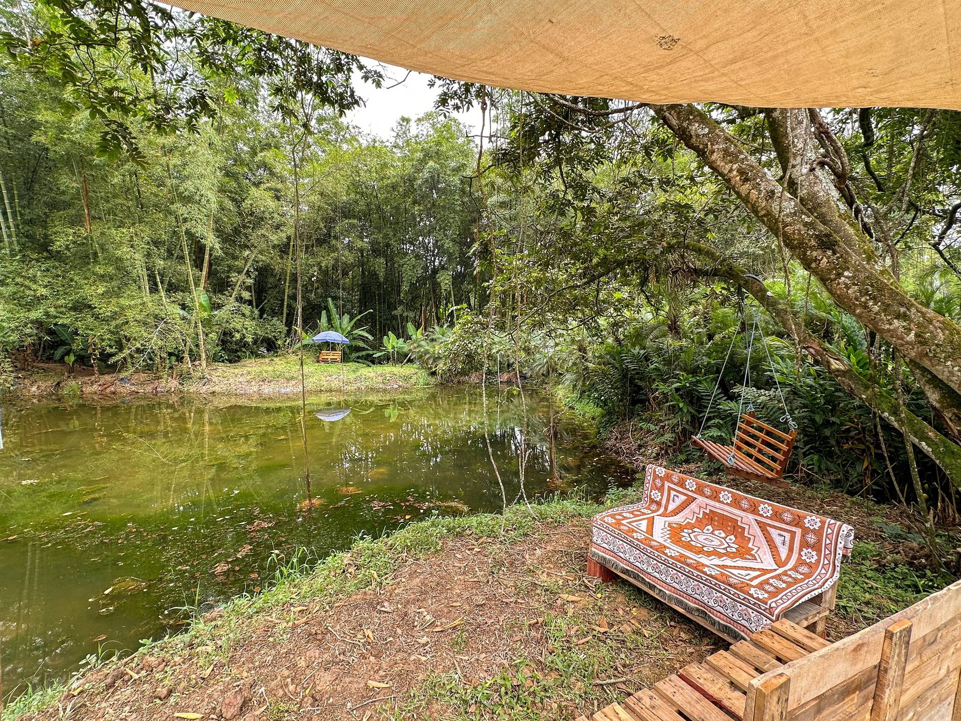 Lago y zonas comunes de El Nido Andino, hotel boutique en La Mesa cerca de Bogotá