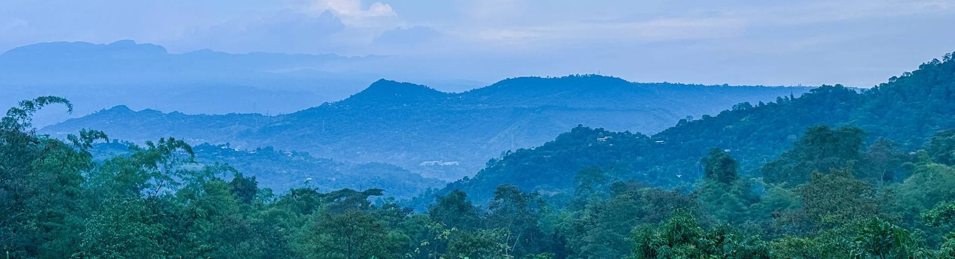 Vista panorámica del valle andino desde El Nido Andino — trabajo remoto en Colombia